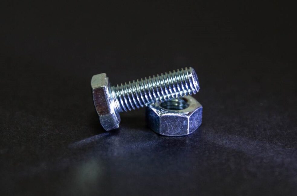 jak odkrecic srube z zepsutym gwintem