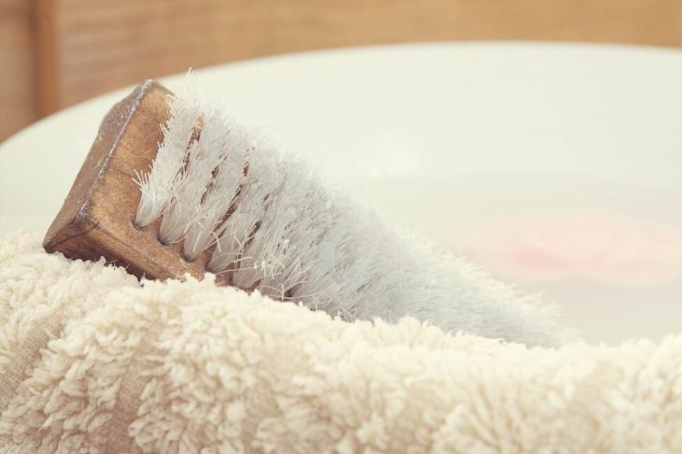 jak usunąć zapach stęchlizny z pokoju